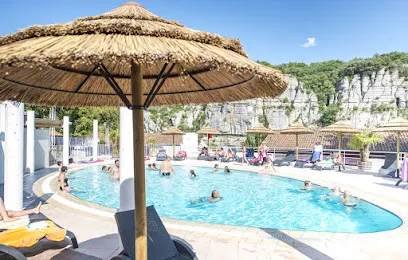 Image de Le Jardin Des Tropiques. Parasols exotiques, paillotes, bains de soleil plage Grosfillex.